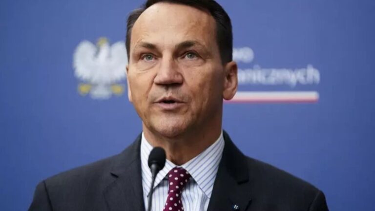 رادوسواف سیکورسکی، وزیر خارجه لهستان در همایش پهپادی لندن