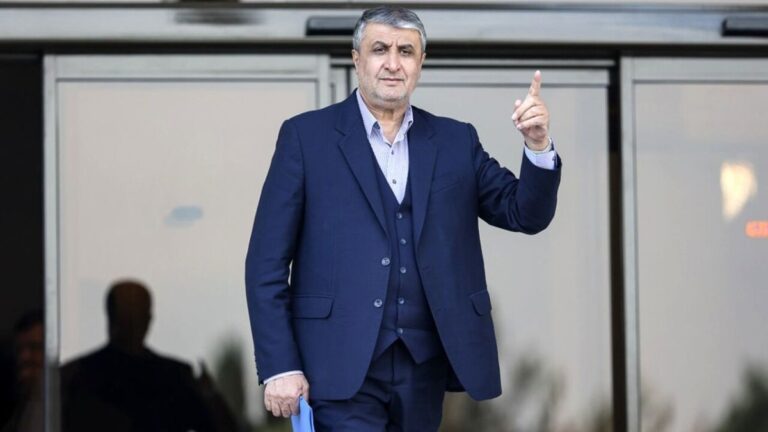 محمد اسلامی در کنار ماکت نیروگاه هسته‌ای یا مرکز پرتودهی