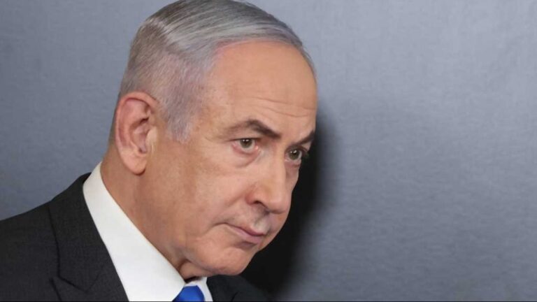 بنیامین نتانیاهو در حال امضای توافق صلح منطقه‌ای