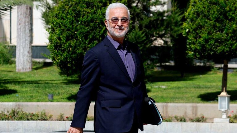 اسکندر مومنی، وزیر کشور در حاشیه هیات دولت