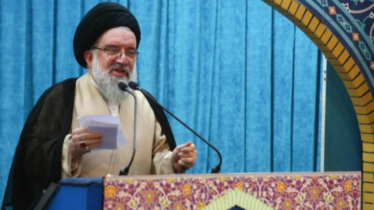 احمد خاتمی، خطیب نماز جمعه تهران در حال سخنرانی