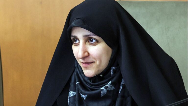 زهرا بهروزآذر در سفر استانی مازندران، گفتگو با مردم، زنان در مناصب مدیریتی