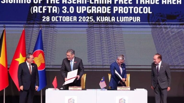 نشست سران آسه‌آن و چین، امضای توافق تجاری