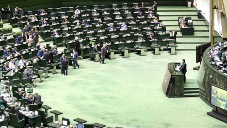 اعتراض مهدی کوچک‌زاده به حاجی بابایی در مجلس