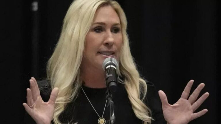 مارجری تیلور گرین در حال سخنرانی درباره تعطیلی دولت و پرونده اپستین