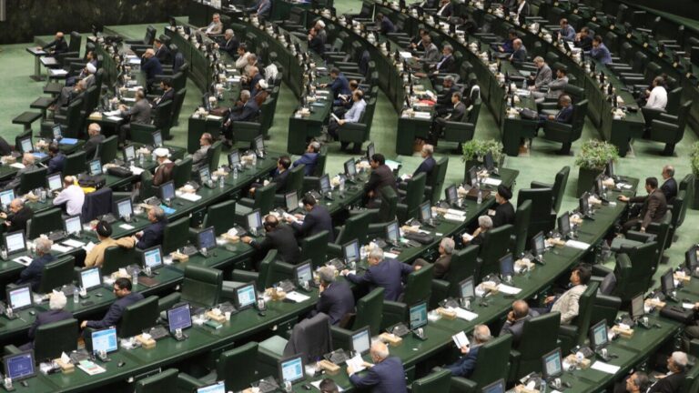 نمایندگان مجلس شورای اسلامی در حال بحث درباره طرح اصلاح قانون مهریه