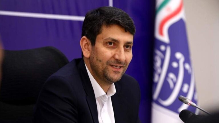 سید ستار هاشمی در حال گفتگو با خبرنگاران درباره فیبر نوری و برنامه هفتم