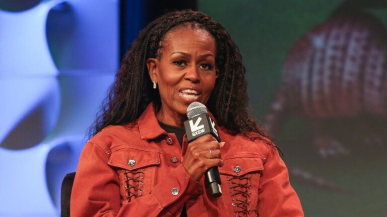 میشل اوباما در حال سخنرانی درباره انتخابات ریاست جمهوری