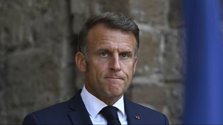 امانوئل مکرون در حال سخنرانی در اجلاس گروه ۲۰ ژوهانسبورگ