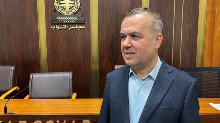 رزمندگان مقاومت لبنان و پرچم حزب‌الله در کنار پرچم لبنان