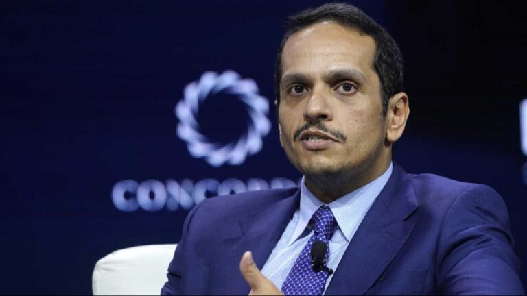 محمد بن عبدالرحمن آل ثانی در حال سخنرانی درباره عدالت، صلح و غزه