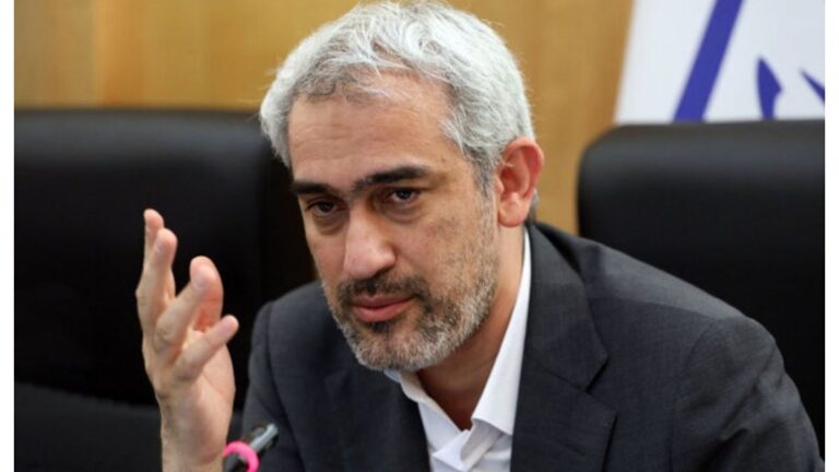 سید علی مدنی زاده در حال تشریح برنامه‌های کنترل تورم