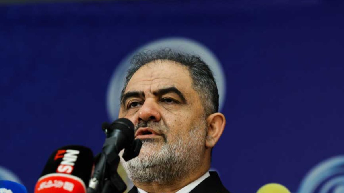 امیر دریادار ایرانی در مراسم رونمایی از آثار هنری نیروی دریایی