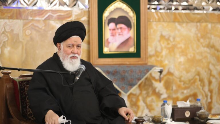 آیت الله علم الهدی در حال سخنرانی درباره مسائل فرهنگی و اجتماعی