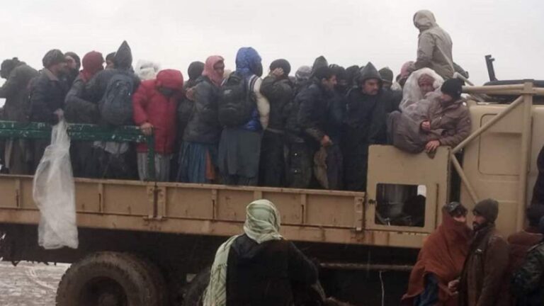 مهاجران افغان در مرز ایران و افغانستان در برف