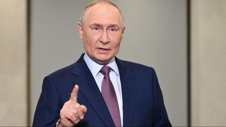 ولادیمیر پوتین در حال سخنرانی درباره اتحاد ملی روسیه و عملیات نظامی