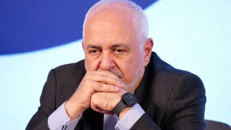 محمدجواد ظریف در حال سخنرانی درباره لزوم تغییر رویکرد ایران در جهان