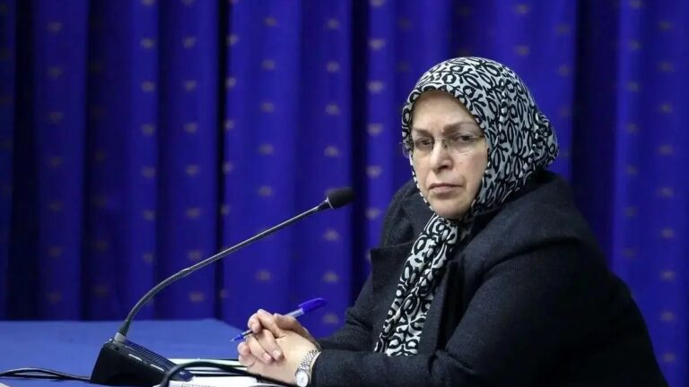 مسعود پزشکیان در حال مطالعه نامه یا متفکرانه، با پس‌زمینه نمادهای عدالت و حکمرانی.