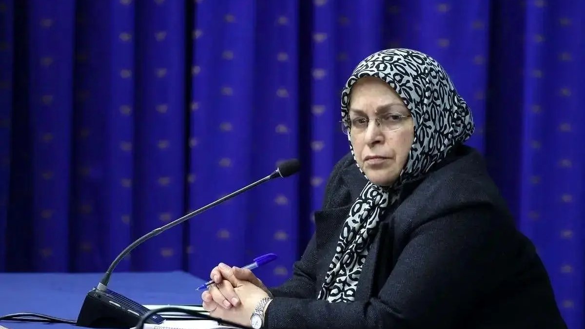 مسعود پزشکیان در حال مطالعه نامه یا متفکرانه، با پس‌زمینه نمادهای عدالت و حکمرانی.