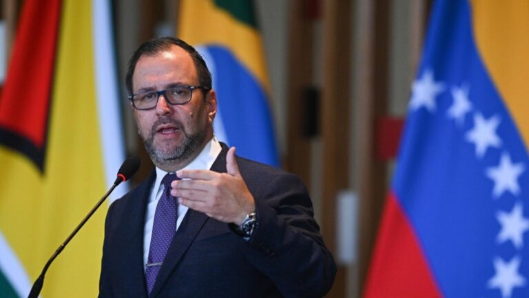 ایوان خیل وزیر خارجه ونزوئلا در حال سخنرانی در اجلاس سلاک و محکومیت حمله آمریکا