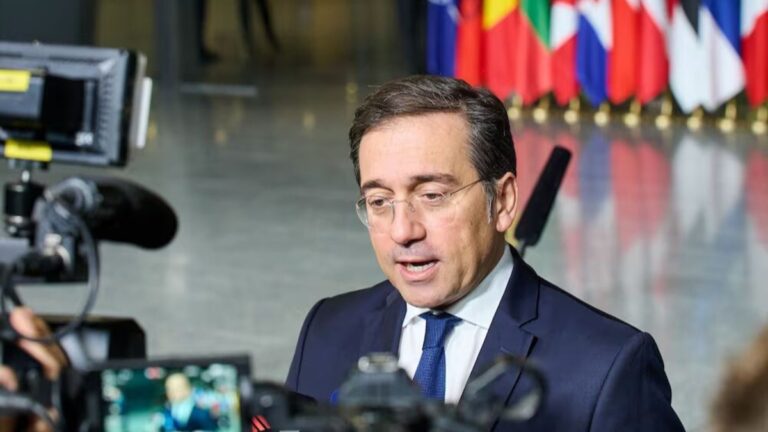 وزیر خارجه اسپانیا، خوسه مانوئل آلبارس، در حال سخنرانی درباره ونزوئلا و آمریکا