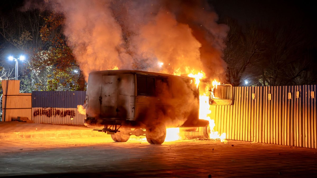 سرکوب اعتراضات و تجمع مردم در خیابان‌های ایران