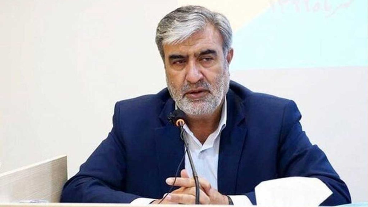 ابراهیم عزیزی رئیس کمیسیون امنیت ملی مجلس در حال بیان دیدگاه‌های خود درباره مذاکرات و اقتصاد کشور