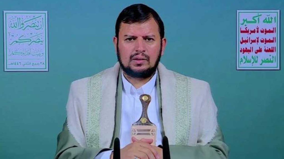 رهبر انصارالله یمن عبدالملک الحوثی در حال سخنرانی درباره مقابله با آمریکا و حمایت از فلسطین