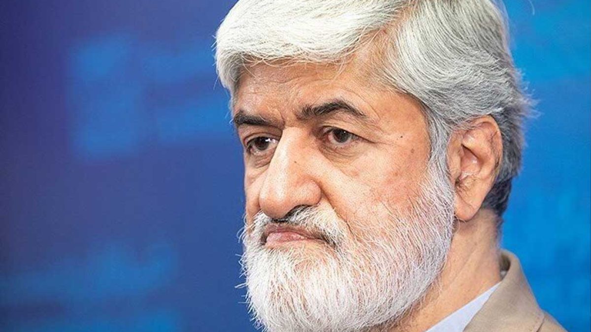 علی مطهری در حال اظهار نظر درباره مذاکره با آمریکا و موضع رهبری