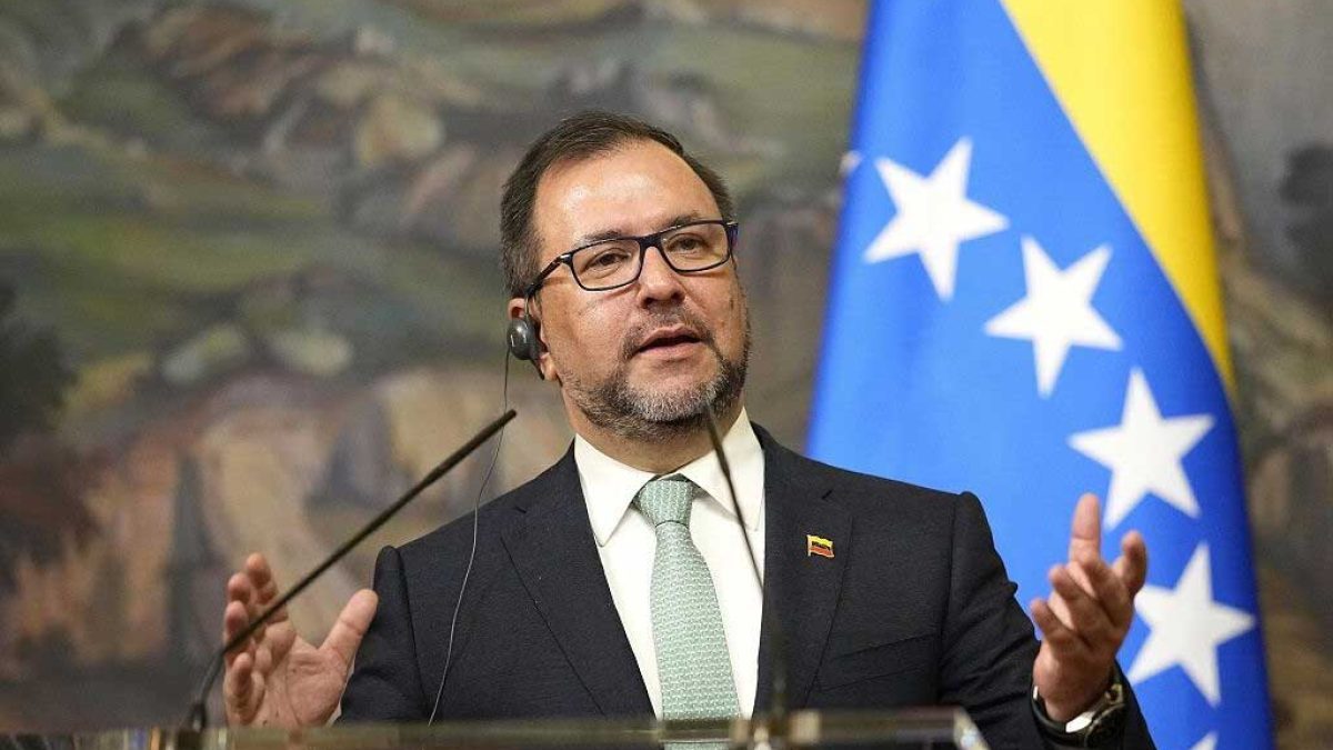 ایوان خیل وزیر امور خارجه ونزوئلا در حال صدور بیانیه