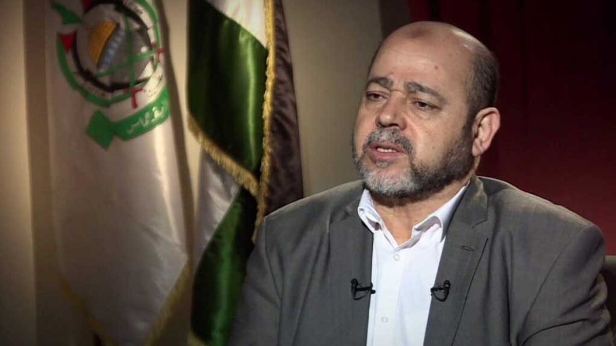 اسامه حمدان رهبر حماس در حال اعلام توافق آتش‌بس غزه