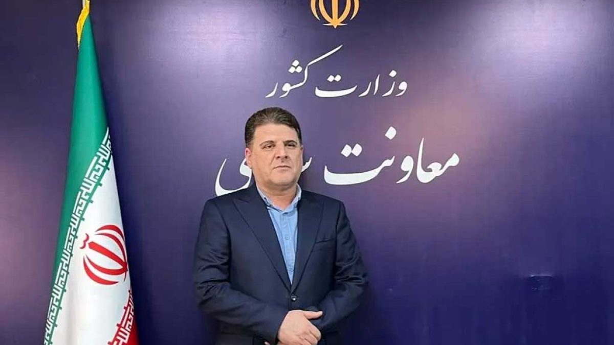 معاون سیاسی وزیر کشور در حال گفتگو درباره رفع فیلتر و اختیارات استانداران