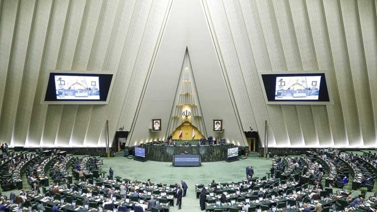 تنش در صحن مجلس شورای اسلامی بر سر قانون حجاب