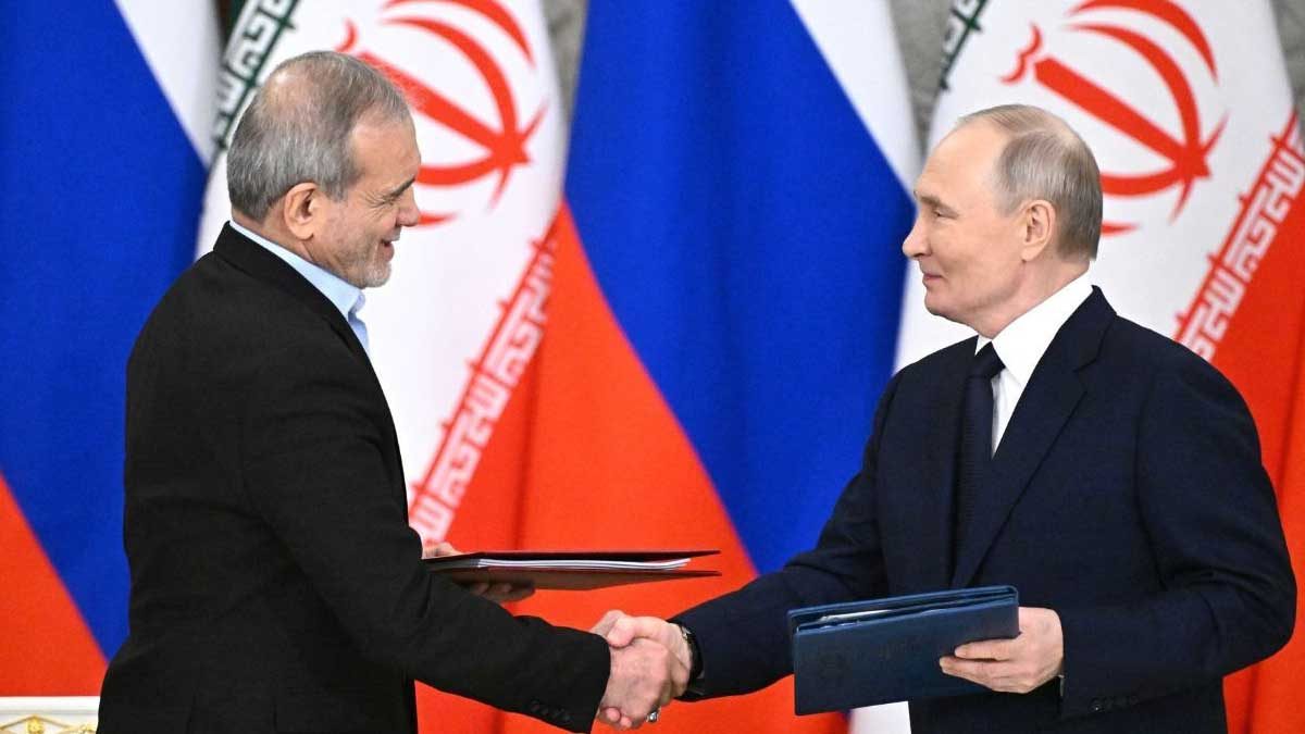 امضای پیمان مشارکت استراتژیک ایران و روسیه توسط روسای جمهور دو کشور در کاخ کرملین
