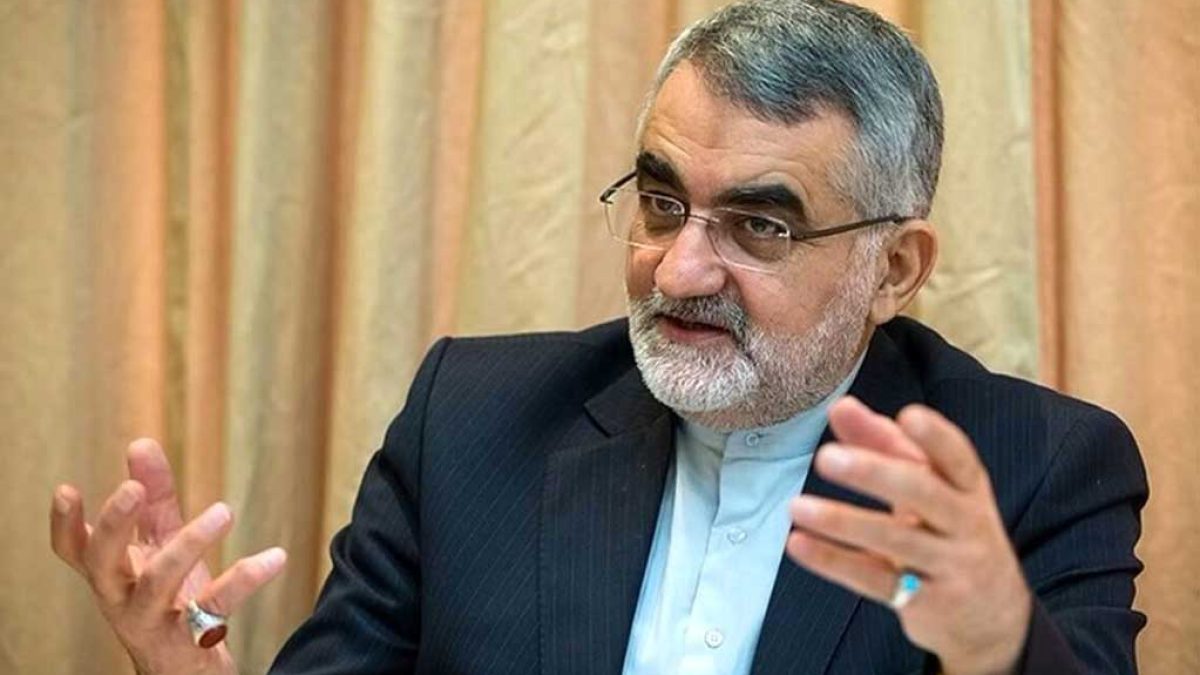 علاء الدین بروجردی در حال گفتگو درباره سیاست خارجی ایران