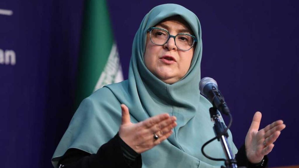 سخنگوی دولت فاطمه مهاجرانی در حال سخنرانی
