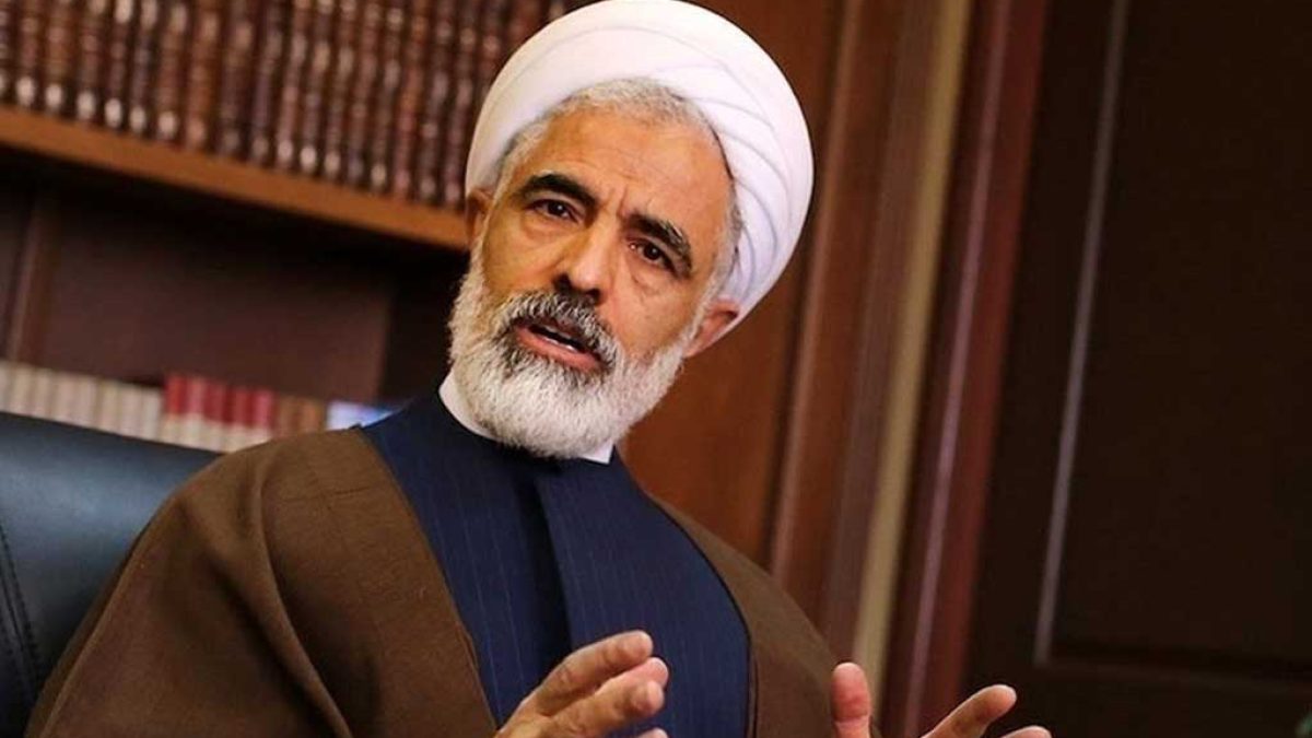 معاون حقوقی رئیس جمهور در حال صحبت درباره رفع فیلترینگ و تأثیر آن بر اقتصاد