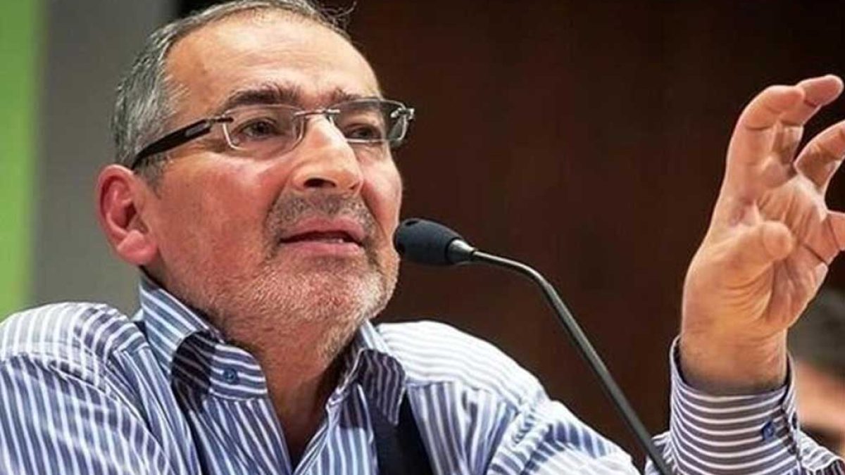 صادق زیباکلام در حال تحلیل روابط ایران و آمریکا