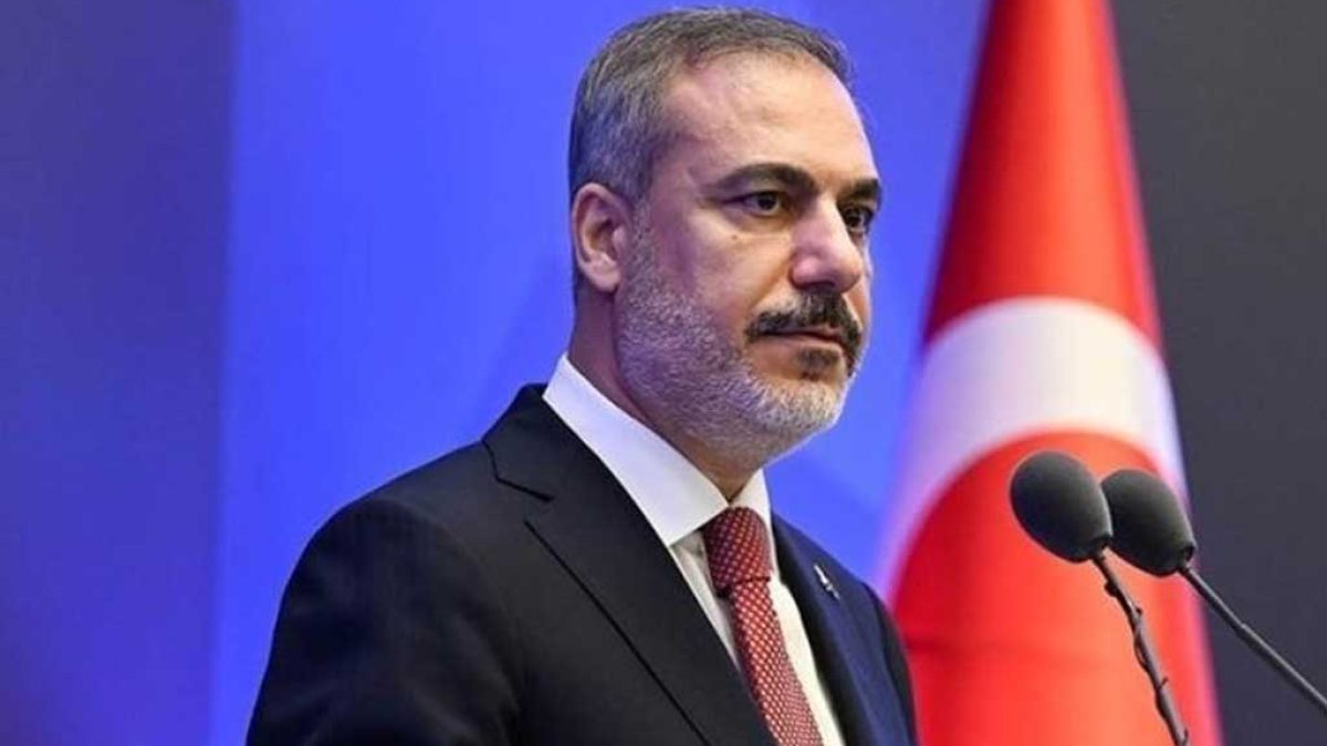 هاکان فیدان وزیر خارجه ترکیه در حال اعلام آمادگی برای حمایت نظامی از سوریه