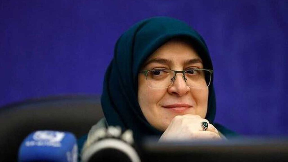 سخنگوی دولت در حال پاسخگویی به سؤالات اقتصادی خبرنگاران