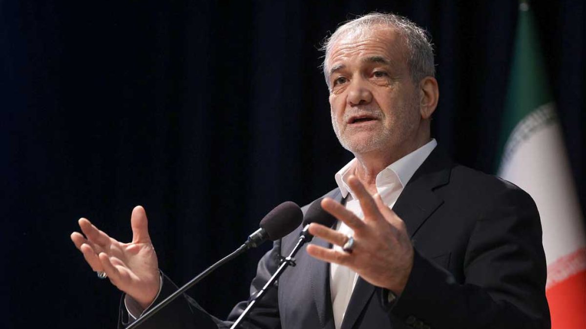 دکتر مسعود پزشکیان در حال سخنرانی در دانشگاه علوم پزشکی ابوعلی سینای تاجیکستان