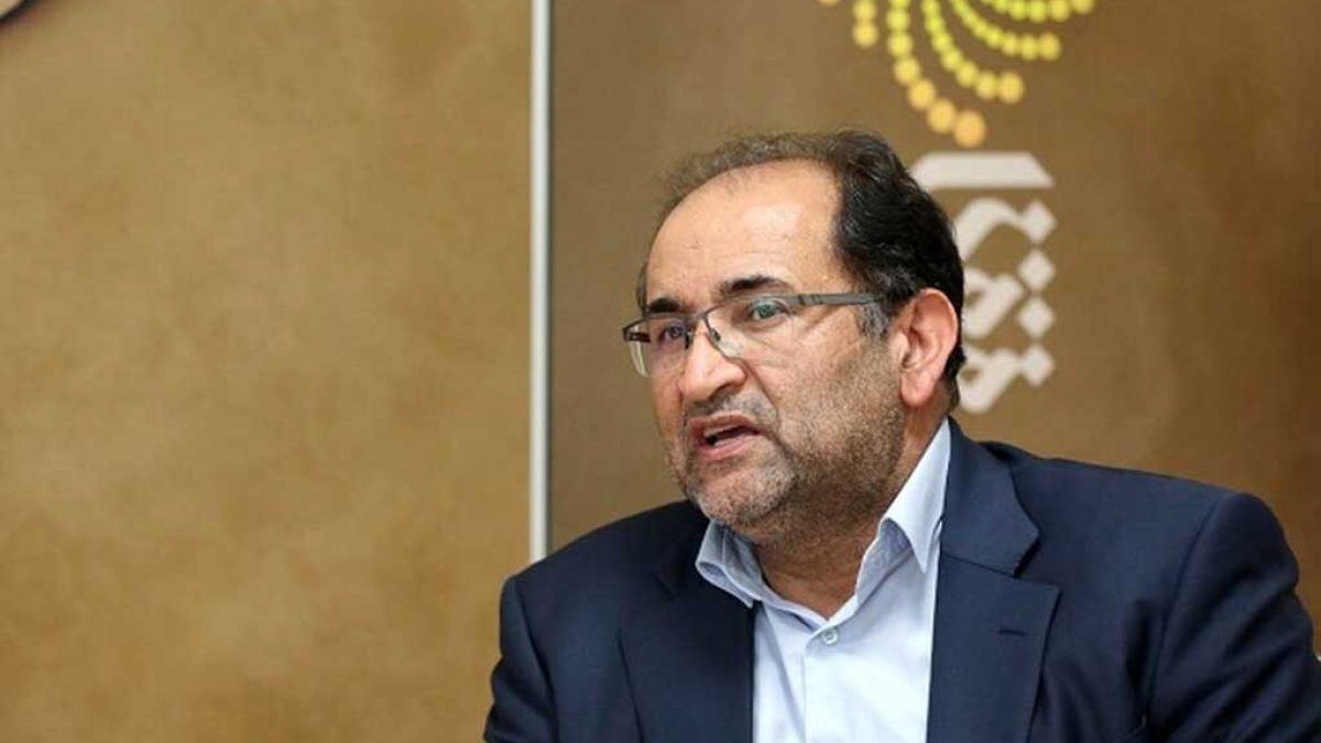 فعال سیاسی در کنگره حزب مردم‌سالاری سخنرانی می‌کند