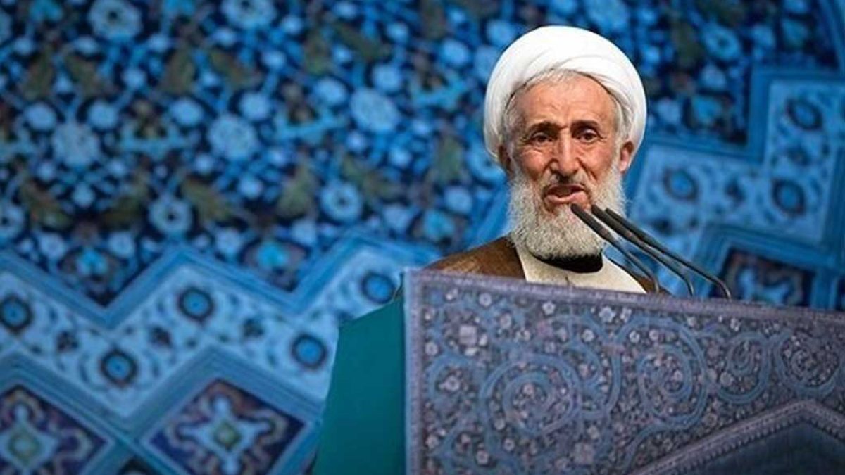 حجت‌الاسلام صدیقی در حال اقامه نماز جمعه تهران