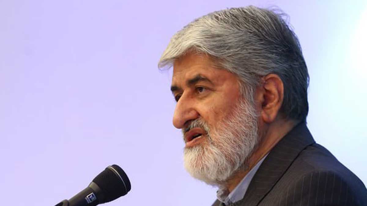 علی مطهری در حال سخنرانی درباره سیاست خارجی