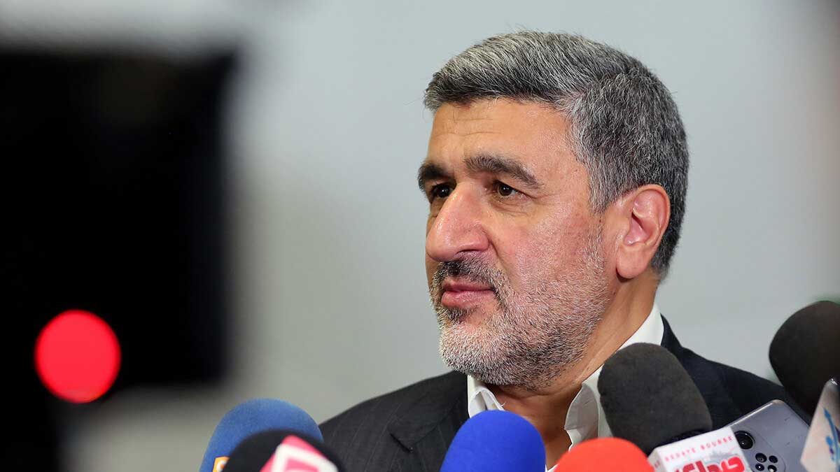 حجت‌الله صیدی رئیس سازمان بورس در حال تشریح برنامه‌های رونق تولید از طریق بازار سرمایه