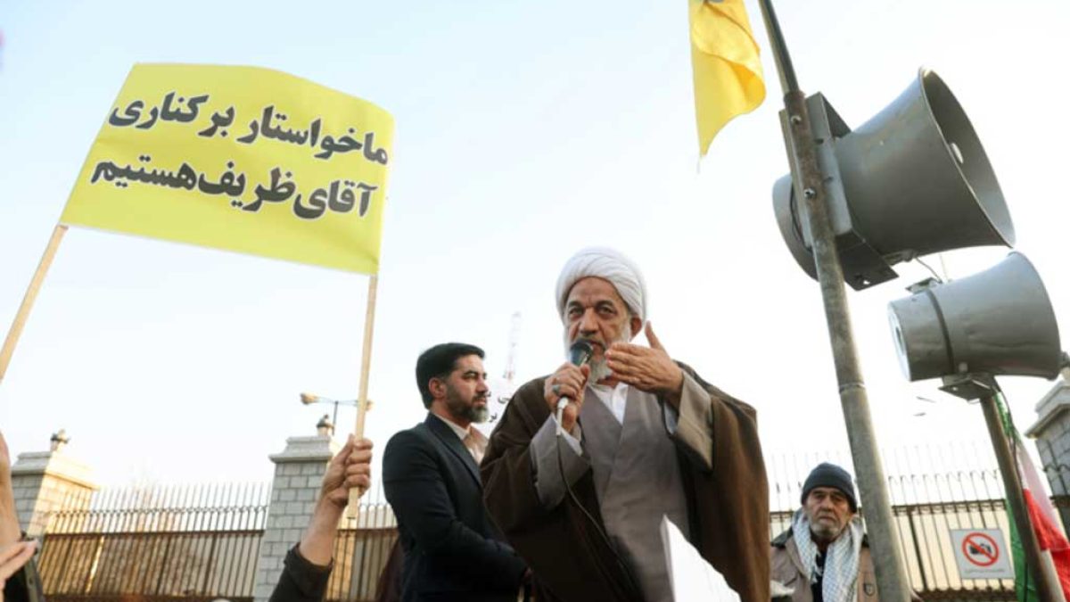تجمع غیرقانونی مقابل مجلس شورای اسلامی
