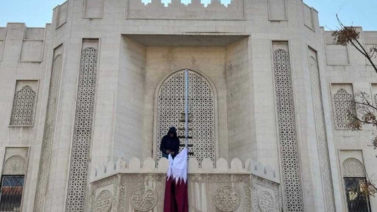 به اهتزاز درآمدن پرچم قطر بر فراز سفارت این کشور در دمشق