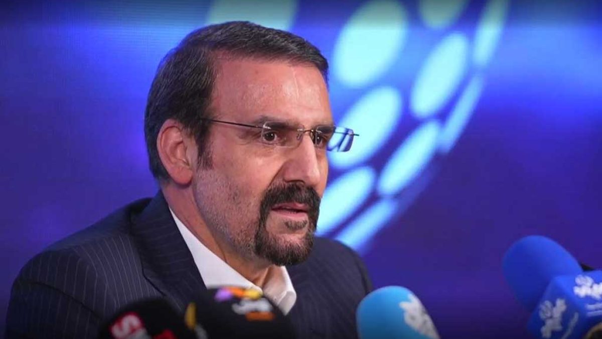 مهدی سنائی در حال معرفی کتاب خود درباره اندیشه سیاسی و نومحافظه‌کاری روسیه