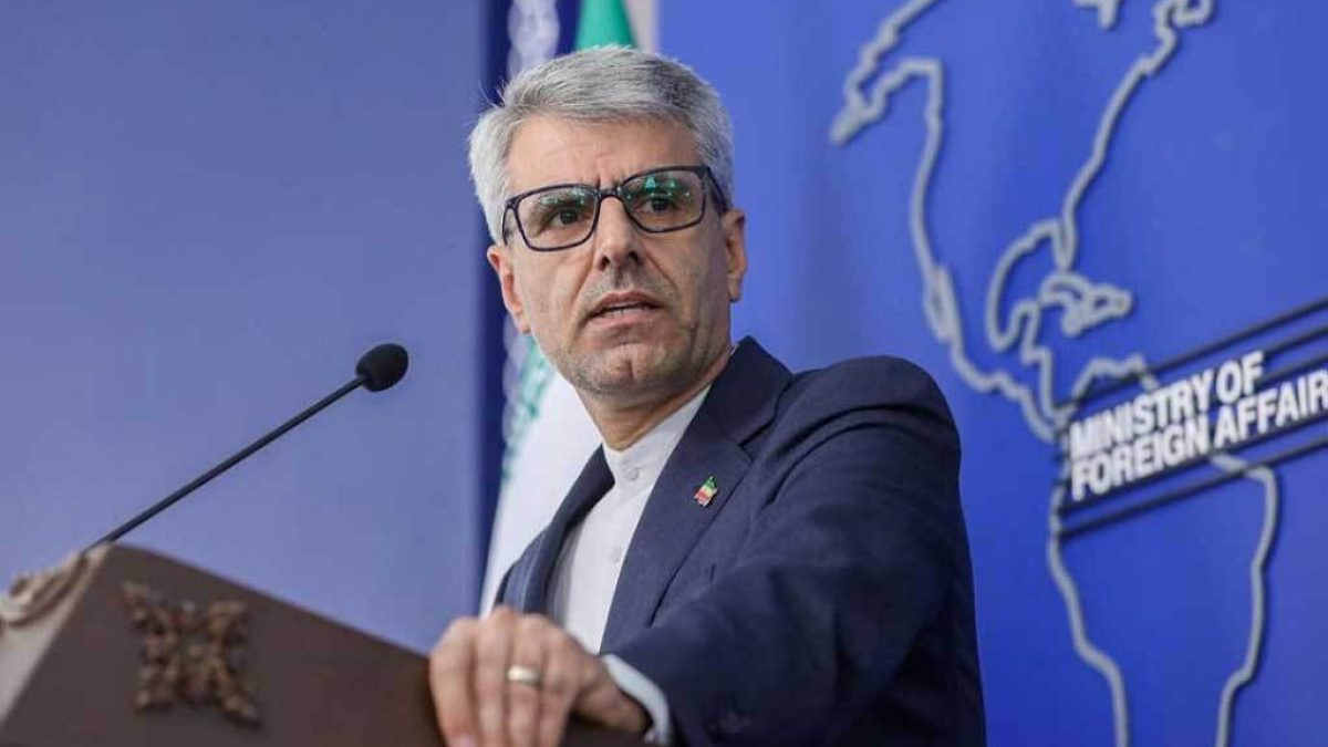 سخنگوی وزارت امور خارجه در حال قرائت بیانیه در پاسخ به گروه ۷