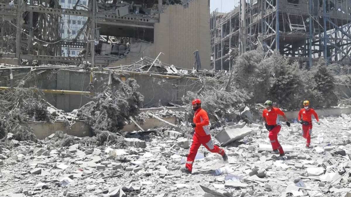 امدادگران هلال‌احمر در حال ماموریت انسانی